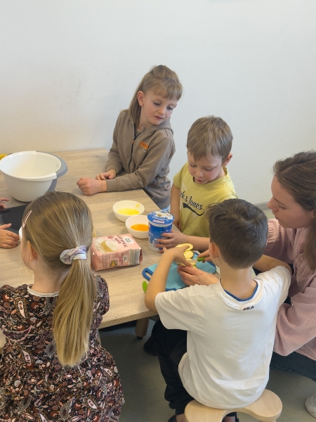 Die Brotdosen-Profis im Einsatz: kleine Küchendetektive entdecken in KreisSportBund Kita in Anreppen gesunde Ernährung. © Kreis Paderborn, Melike Gün